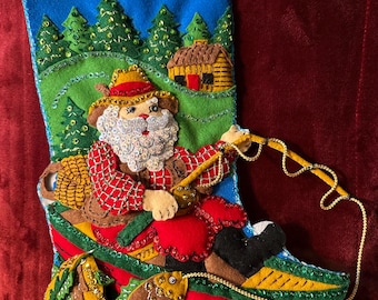 Calcetín navideño personalizable, Papá Noel pescando, bordado a mano y con cuentas.