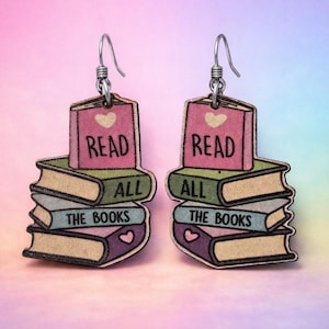 Pendientes colgantes de madera hechos a mano con forma de pila de libros – Diseños de regalo para lectores literarios de Sher®