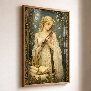 Puede incluir: Una impresión artística enmarcada representa a una mujer con un vestido blanco tocando una flauta. Tiene el pelo rubio y una corona de flores. Un arpa dorada y libros abiertos con notas musicales están a sus pies. El fondo es turquesa con detalles florales, y el marco es de madera.