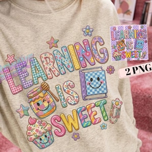 Könnte beinhalten: Ein beiges T-Shirt mit einer bunten Grafik und dem Text LEARNING IS SWEET. Das Design zeigt ein lächelndes Honigglas, ein lächelndes Buch mit Karomuster, einen Cupcake, Sterne und Blumen in verschiedenen Mustern und leuchtenden Farben.