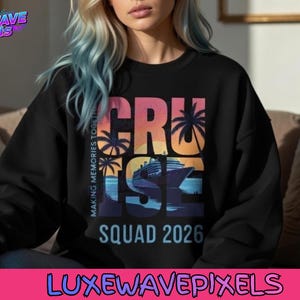 Op de afbeelding: Zwarte sweatshirt met een kleurrijke afbeelding met de tekst "CRUISE SQUAD 2026" met een cruiseschip en palmbomen. De tekst "MAKING MEMORIES TOGETHER" staat verticaal aan de linkerkant. De merknaam "LUXE WAVE PIXELS" staat linksboven en onderaan de afbeelding.