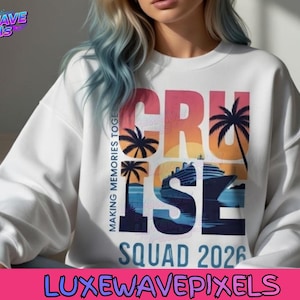 Pode incluir: Camisola branca com um gráfico colorido que diz "CRUISE SQUAD 2026" com palmeiras e um navio de cruzeiro. As palavras "MAKING MEMORIES TOGETHER" são impressas verticalmente na manga esquerda. A marca "LUXE WAVE PIXELS" está no canto superior esquerdo e inferior da imagem.