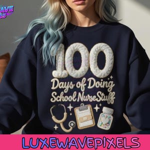 Puede incluir: Sudadera azul marino con el texto "100 Days of Doing School Nurse Stuff". El número "100" está en blanco, con una fuente texturizada. El diseño incluye un estetoscopio, una carpeta y un frasco de pastillas.