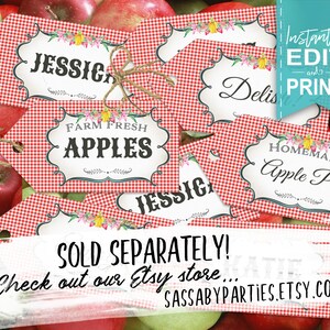 Pode incluir: Etiquetas xadrez vermelhas e brancas com detalhes florais e texto como "Farm Fresh Apples" e "Homemade Apple Pie". As etiquetas s&atilde;o amarradas com barbante e colocadas em um fundo de ma&ccedil;&atilde;s. O texto "Instantly Edit and Print" tamb&eacute;m &eacute; vis&iacute;vel.