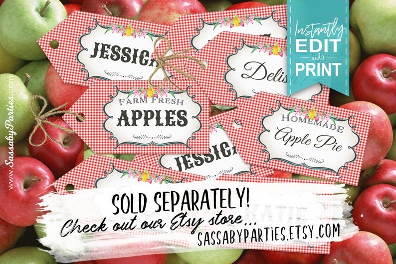 Pode incluir: Etiquetas xadrez vermelhas e brancas com detalhes florais e texto como "Farm Fresh Apples" e "Homemade Apple Pie". As etiquetas s&atilde;o amarradas com barbante e colocadas em um fundo de ma&ccedil;&atilde;s. O texto "Instantly Edit and Print" tamb&eacute;m &eacute; vis&iacute;vel.