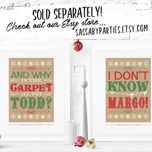 K&ouml;nnte beinhalten: Zwei gerahmte Drucke mit einem Weihnachtsurlaub-Motiv. Der erste Druck sagt "Und warum ist der Teppich ganz nass, Todd?" Der zweite Druck sagt "Ich wei&szlig; nicht, Margo!"
