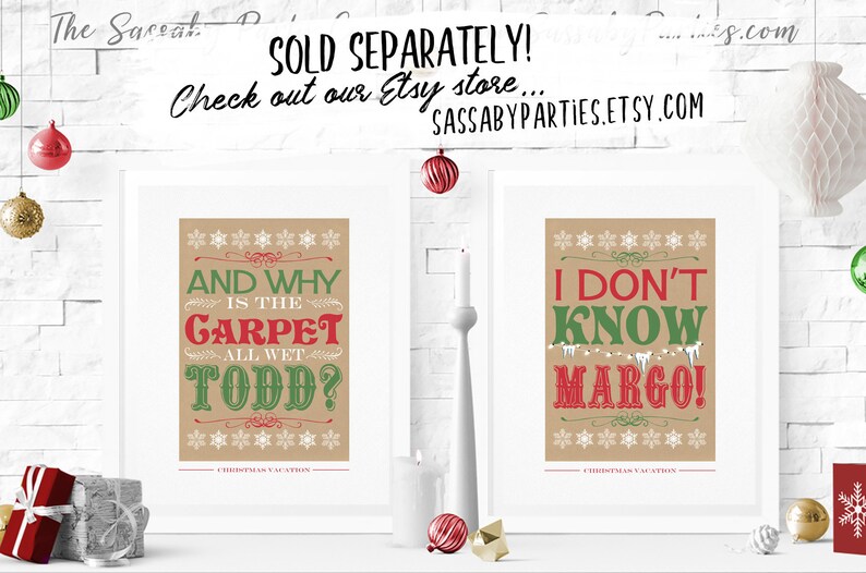 K&ouml;nnte beinhalten: Zwei gerahmte Drucke mit einem Weihnachtsurlaub-Motiv. Der erste Druck sagt "Und warum ist der Teppich ganz nass, Todd?" Der zweite Druck sagt "Ich wei&szlig; nicht, Margo!"