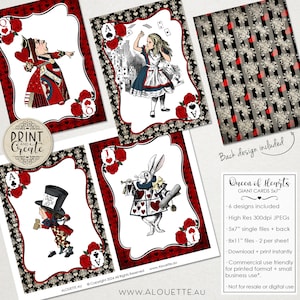 Pode incluir: Seis cartas de jogar gigantes imprim&iacute;veis de 13 x 18 cm com personagens de Alice no Pa&iacute;s das Maravilhas. As cartas incluem a Rainha de Copas, Alice, o Chapeleiro Louco e o Coelho Branco. As cartas t&ecirc;m um fundo vermelho e preto com rosas e uma borda com padr&atilde;o preto e branco.