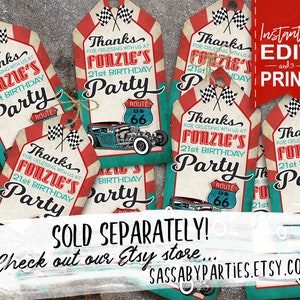 K&ouml;nnte beinhalten: Party-Geschenkanh&auml;nger im Vintage-Stil mit einem rot-wei&szlig;-t&uuml;rkisfarbenen Farbschema. Die Anh&auml;nger tragen den Text "Danke, dass du mit uns auf Fonzies 21. Geburtstagsparty unterwegs bist" und eine Oldtimer-Illustration.