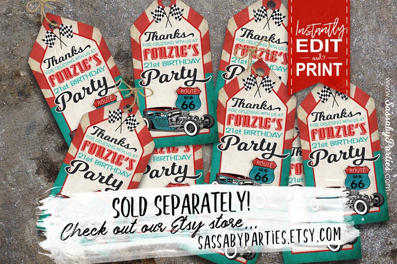 K&ouml;nnte beinhalten: Party-Geschenkanh&auml;nger im Vintage-Stil mit einem rot-wei&szlig;-t&uuml;rkisfarbenen Farbschema. Die Anh&auml;nger tragen den Text "Danke, dass du mit uns auf Fonzies 21. Geburtstagsparty unterwegs bist" und eine Oldtimer-Illustration.