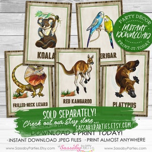 Puede incluir: Cartas imprimibles con ilustraciones de animales australianos, incluyendo un koala, un canguro rojo, un lagarto de cuello fruncido, un ornitorrinco y un par de periquitos. Las tarjetas tienen un fondo de madera r&uacute;stico y texto verde que dice "Decoraci&oacute;n de fiesta", "Descarga instant&aacute;nea", "Imprime hoy" y "&iexcl;Se vende por separado! Echa un vistazo a nuestra tienda Etsy... SassabyParties.Etsy.com".