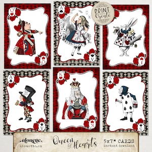 Pode incluir: Seis cartas de jogar imprim&iacute;veis com personagens de Alice no Pa&iacute;s das Maravilhas. As cartas s&atilde;o vermelhas e brancas com uma ilustra&ccedil;&atilde;o em preto e branco da Rainha de Copas, Alice, o Coelho Branco, o Chapeleiro Louco, o Rei de Copas e o 5 de Paus. As cartas medem 12,7x17,8 cm.