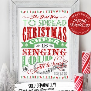 Puede incluir: Un cartel de Navidad imprimible con texto rojo y verde que dice "La mejor manera de difundir la alegr&iacute;a navide&ntilde;a es cantar fuerte para que todos lo escuchen" con notas musicales y una cadena de luces. El cartel tambi&eacute;n incluye el texto "Buddy The Elf" y "&iexcl;Se vende por separado! Echa un vistazo a nuestra tienda Etsy... SASSABYPARTIES.ETSY.COM".