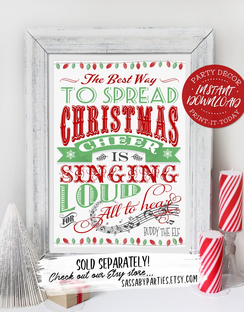 Puede incluir: Un cartel de Navidad imprimible con texto rojo y verde que dice "La mejor manera de difundir la alegr&iacute;a navide&ntilde;a es cantar fuerte para que todos lo escuchen" con notas musicales y una cadena de luces. El cartel tambi&eacute;n incluye el texto "Buddy The Elf" y "&iexcl;Se vende por separado! Echa un vistazo a nuestra tienda Etsy... SASSABYPARTIES.ETSY.COM".