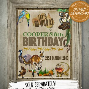 Op de afbeelding: Een ingelijste feestdecoratie met Australische dieren, waaronder een kangoeroe, een koala en een emoe. Het bord leest "Let's Go Wild At Cooper's 8th Birthday" en "21st March 2016". Bevat de tekst "Instant Download" en "Print-it-today".