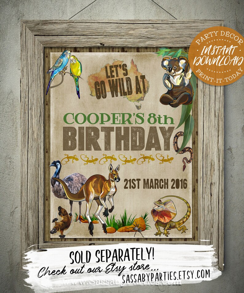 Op de afbeelding: Een ingelijste feestdecoratie met Australische dieren, waaronder een kangoeroe, een koala en een emoe. Het bord leest "Let's Go Wild At Cooper's 8th Birthday" en "21st March 2016". Bevat de tekst "Instant Download" en "Print-it-today".