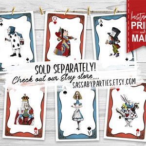 K&ouml;nnte beinhalten: Sechs druckbare Karten mit Figuren aus Alice im Wunderland. Die Karten sind rot und blau mit wei&szlig;en R&auml;ndern und zeigen Illustrationen der Herzk&ouml;nigin, des Hutmachers, des wei&szlig;en Kaninchens, von Alice, dem Herzk&ouml;nig und dem Bube von Herzen. Der Text "SOLD SEPARATELY! Check out our Etsy store... SASSABYPARTIES.ETSY.COM" ist auf den Karten gedruckt.