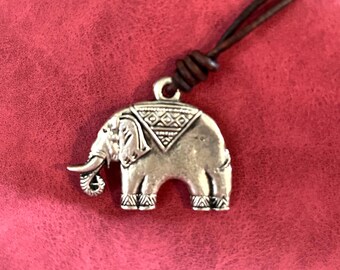 Colgante amuleto de elefante de latón bañado en color plata.
