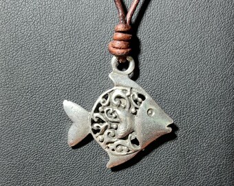 Colgante de pez bañado en plata.