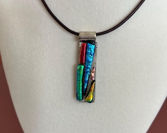Collar colgante de vidrio dicroico