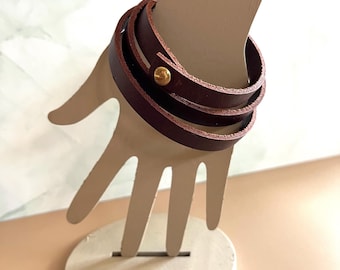 Pulsera de cuero marrón.