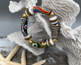 Pulsera de cuentas de vidrio tribales Krobo africanas: tamaño aproximado de 6”.