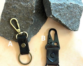 Llaveros de cuero y metal.