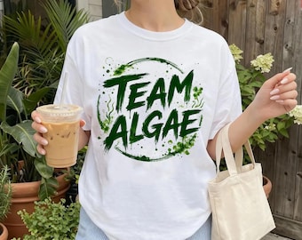 Camiseta del Equipo Algas 2026, Camiseta divertida con humor político, Camiseta con estampado de floración de algas en estanque reflectante, Camiseta gráfica de protesta satírica