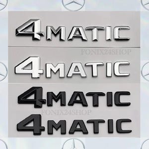Peut inclure: Trois ensembles d'emblèmes de voiture avec le texte "4MATIC". L'ensemble supérieur est chromé, l'ensemble du milieu est argenté et l'ensemble inférieur est noir. Le texte "FONIX24SHOP" est imprimé au centre.