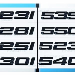 Könnte beinhalten: Schwarze Embleme mit Modellnummern für Autos, darunter 523i, 535d, 528i, 550d, 525i, 523d, 530i und 540d, werden auf weißem Hintergrund angezeigt. Der Text "FONIX24SHOP" ist am unteren Rand jeder Reihe sichtbar.