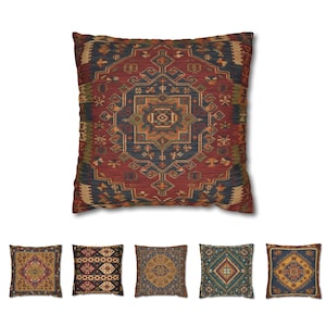 Könnte beinhalten: Ein dekoratives Zierkissen mit einem detaillierten, geometrischen Muster in Rot-, Blau- und Goldtönen. Das Kissen hat ein zentrales Medaillon-Design und einen Rand mit sich wiederholenden Motiven. Weitere Kissen mit ähnlichen Designs werden unten angezeigt.