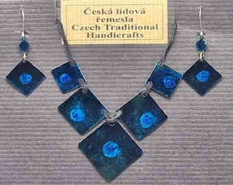 Conjunto tradicional checo de collar y pendientes hechos a mano: tonos azules, verdes, turquesa y negro. Ideal para bodas, fiestas o cualquier ocasión.