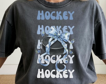Camiseta PNG de hockey coqueta, diseño de camiseta de mamá de hockey dibujada a mano estilo preppy, lazo floral de hockey PNG, sublimación deportiva femenina, PNG para el día del partido