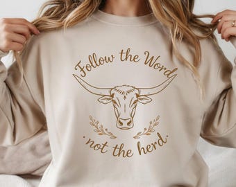 Volg het woord, niet de kudde png, christelijk koeshirt png, boho-westers trendy christelijk ontwerp, bijbel png, inspirerend religieus png