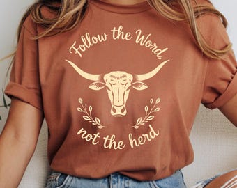 Volg het woord, niet de kudde png, christelijk koeshirt png, boho-westers trendy christelijk ontwerp, bijbel png, inspirerend religieus png