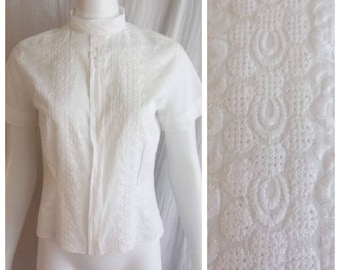 Vintage 1950er Jahre Bluse aus weißer Baumwolle, viel Stickerei, Knopf hinten, mittelgroß
