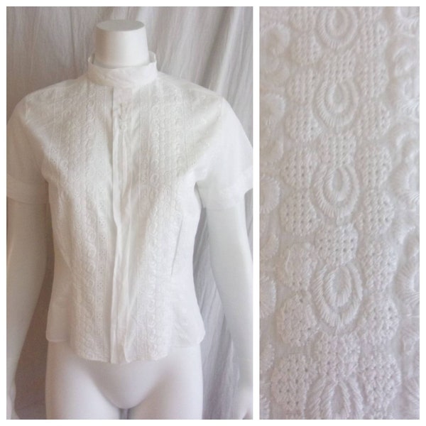 Vintage 1950s Blouse White Cotton Lots of Embroidery Back Button Medium