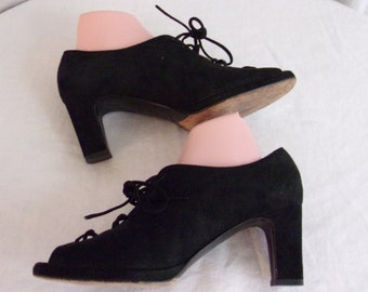 Vintage 1940s Style Schuhe: Schwarze Wildleder Pumps, Größe 6.5