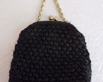 Bolsa de palha preta vintage dos anos 1960 com alça de corrente dourada