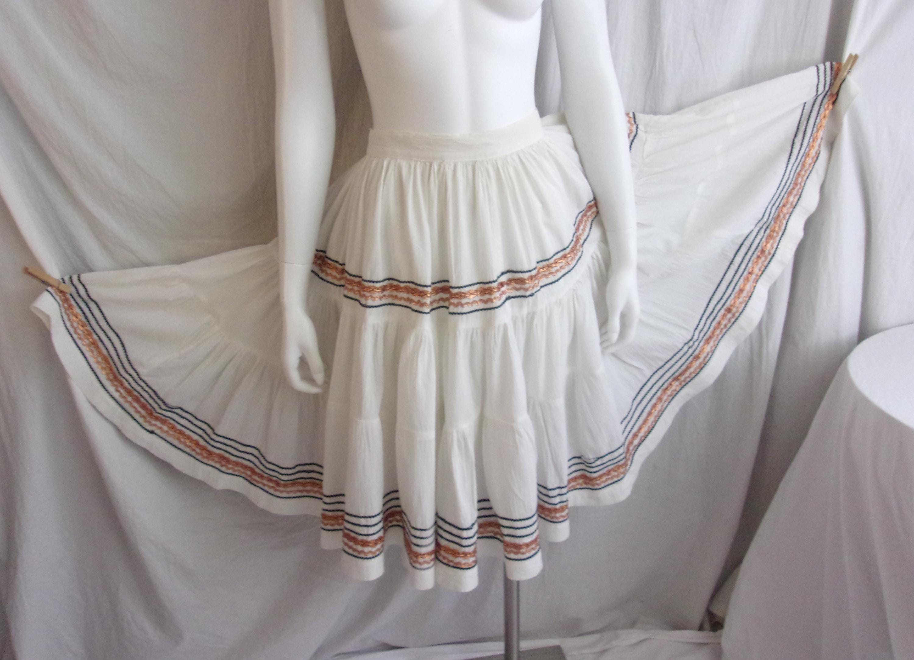 Vintage 1950s Skirt White Crinkle Cotton Patio Skirt Circle Skirt Copper Rickrack 28 Waist
