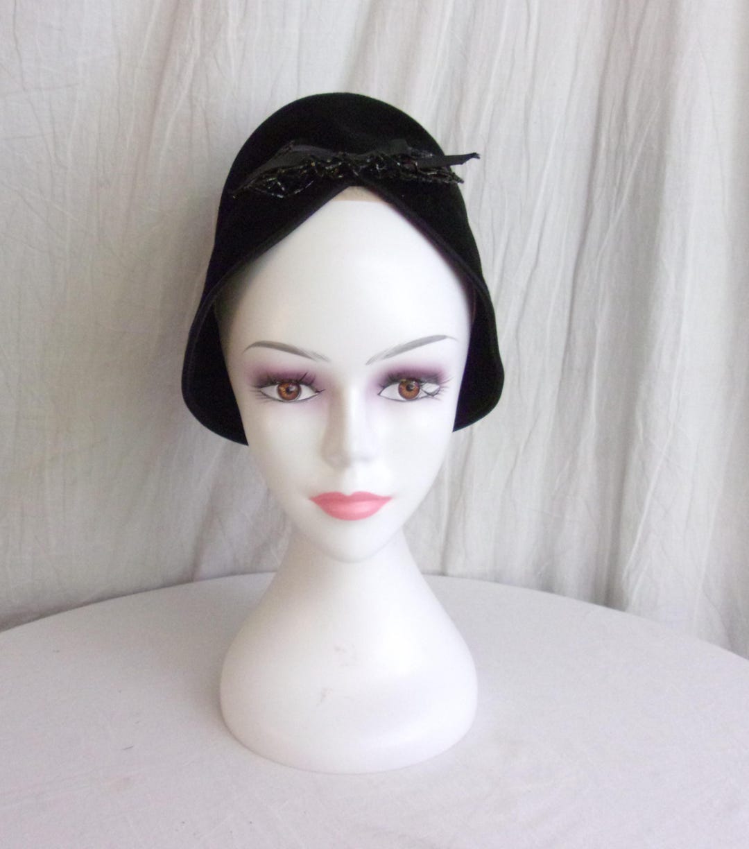 Vintage 1960s Hat Black Velvet Cloche Style With Beaded Trim  display picture 2