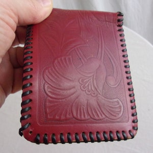 Cartera vintage de los años 60 con costuras de cuero con herramientas rojas