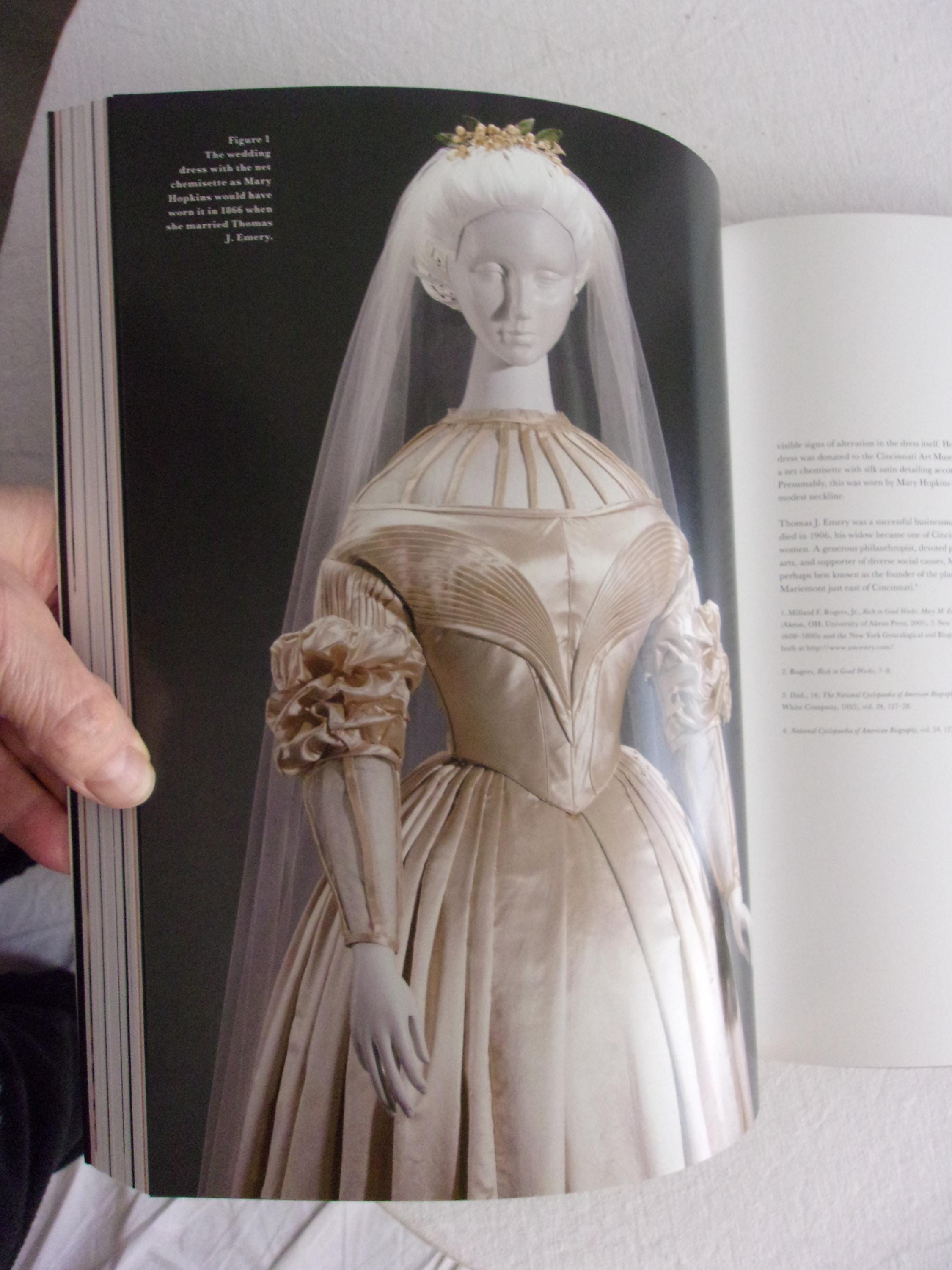 Catalogo di abiti da sposa d'epoca dalla mostra del Museo di