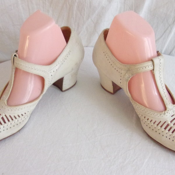 Vintage 1930s Zapatos Cuero Blanco Mary Jane Bombas con Celosía 6.5 Estrecho