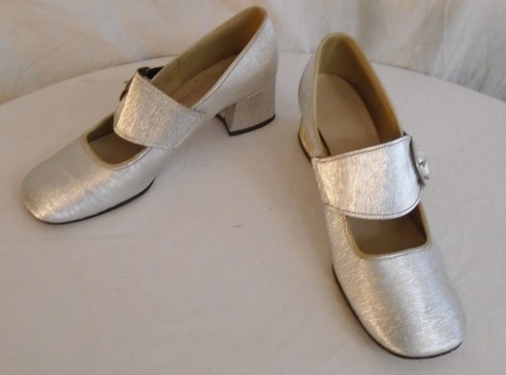 Vintage 1960s Shoes Silver Mod Pumps with Side Buc