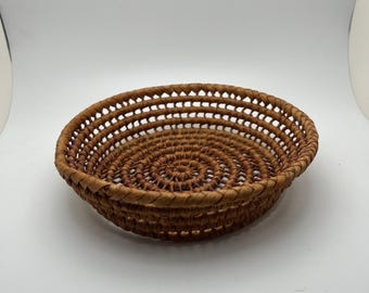 Cesto pequeno e leve, trançado à mão, estilo vintage, com 19,7 cm de largura x 4,4 cm de altura.