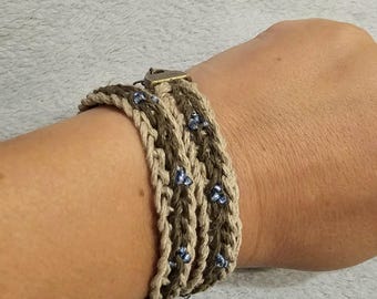 Handgemaakte gehaakte wikkelarmband met blauwe kralen – Boho henneparmband, verstelbare geweven sieraden