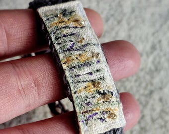 Natuurlijke henneparmband met handgeschilderd acryl bloemenaccent