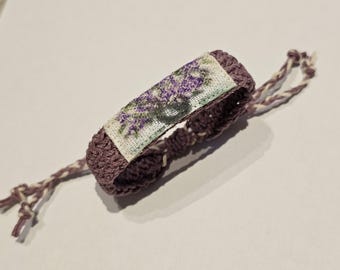 Natuurlijke henneparmband met handgeschilderd acryl bloemenaccent