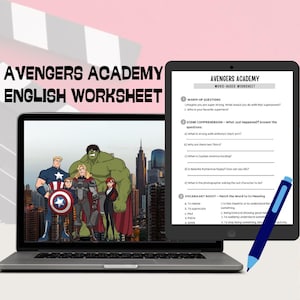 Könnte beinhalten: Ein Laptop und ein Tablet mit einem Avengers Academy English Arbeitsblatt. Der Laptop-Bildschirm zeigt Avengers-Charaktere. Das Tablet zeigt Fragen zum Film. Ein blauer Stift befindet sich auf der rechten Seite.